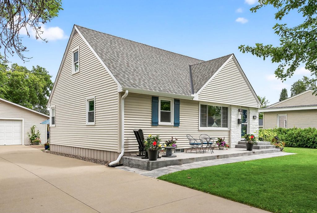 16 4th Avenue SE, Osseo, MN 55369