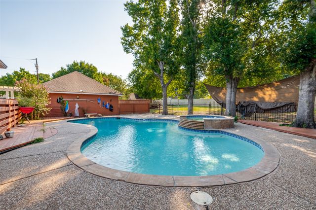 901 Winding Creek Trail, Oak Leaf, TX 75154