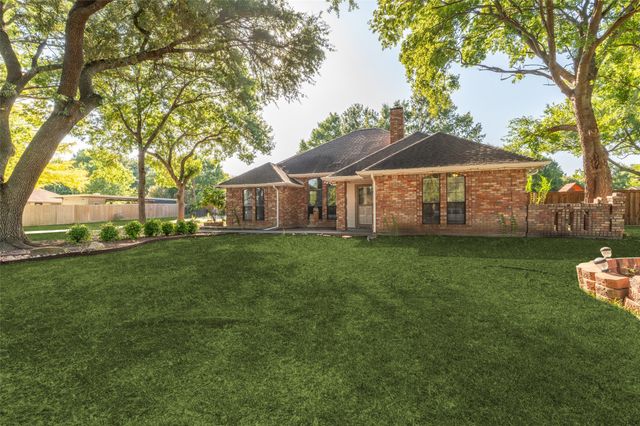 901 Winding Creek Trail, Oak Leaf, TX 75154
