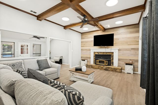 901 Winding Creek Trail, Oak Leaf, TX 75154