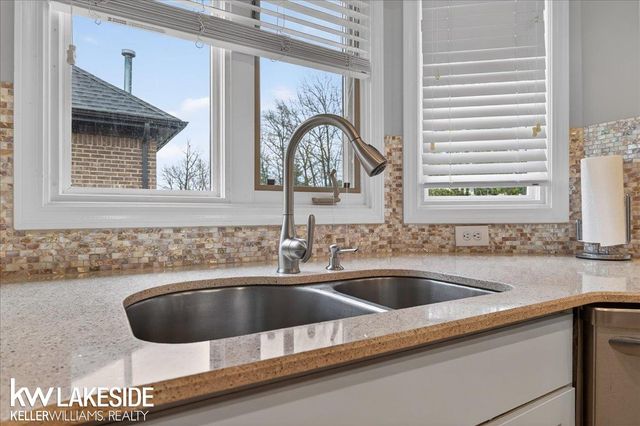 16152 Kingsway Drive, Macomb Twp, MI 48044