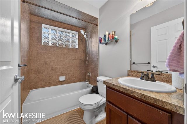 16152 Kingsway Drive, Macomb Twp, MI 48044