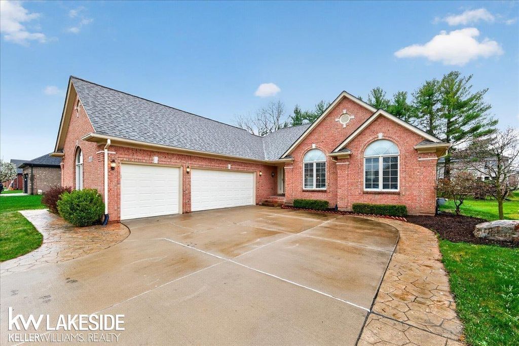 16152 Kingsway Drive, Macomb Twp, MI 48044