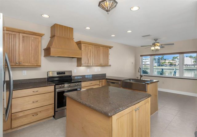 1445 COREY WAY S, South Pasadena, FL 33707