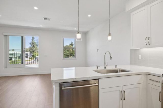 1373 W Middlefield Road, Mountain View, CA 94043