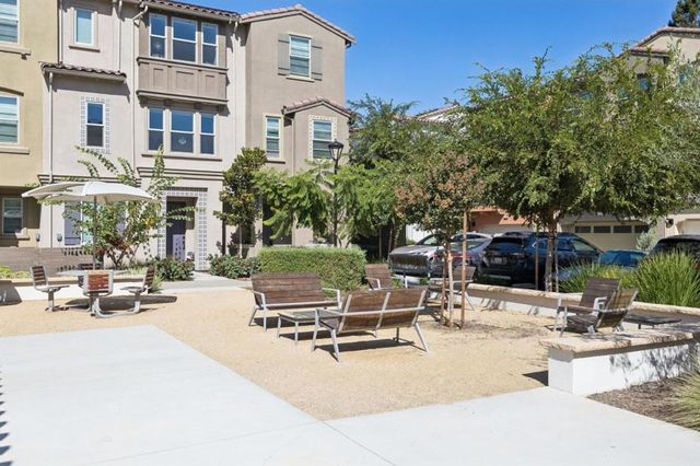 1373 W Middlefield Road, Mountain View, CA 94043