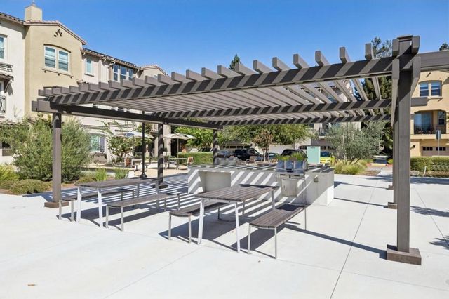 1373 W Middlefield Road, Mountain View, CA 94043