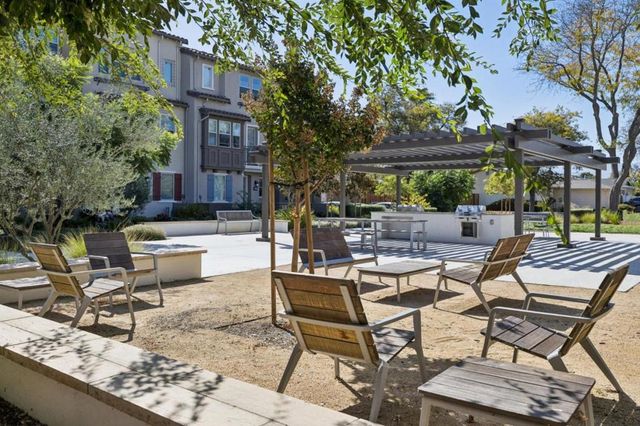 1373 W Middlefield Road, Mountain View, CA 94043