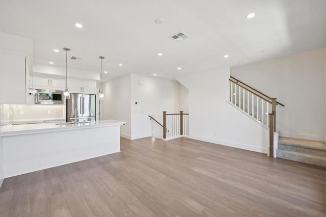 1373 W Middlefield Road, Mountain View, CA 94043