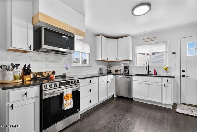 4 Sunset View Avenue, Brunswick, NY 12180