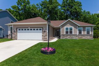 1734 Arthurs PASS, Oconomowoc, WI 53066