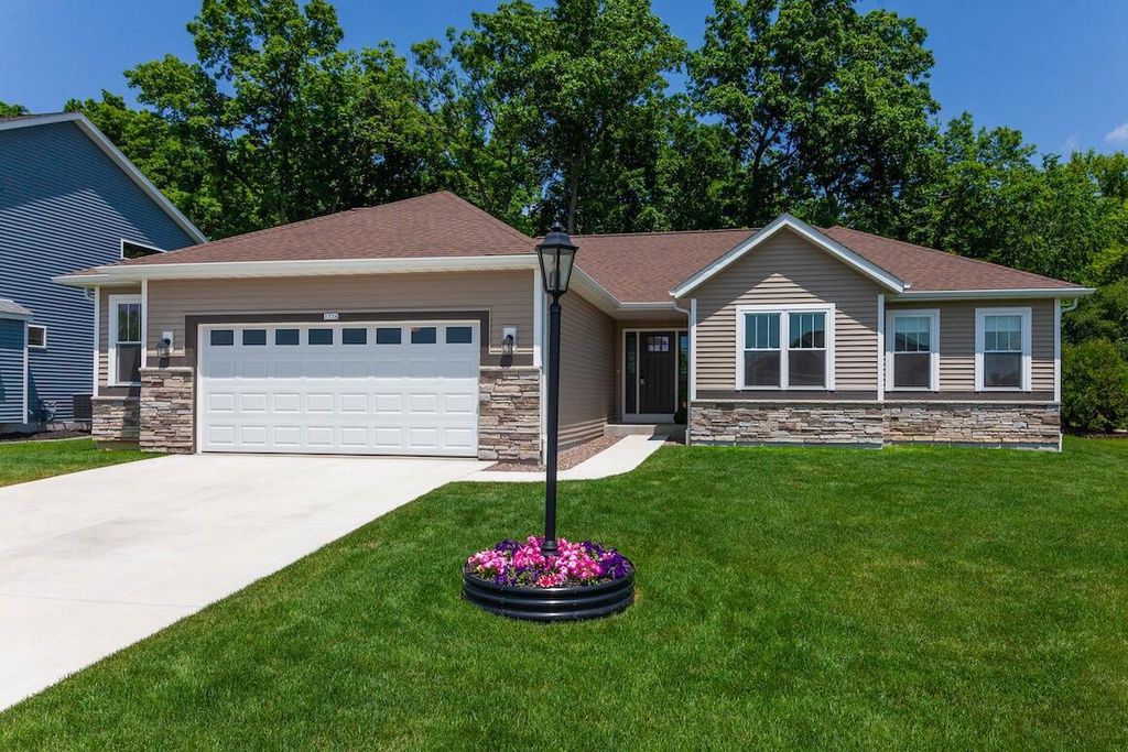 1734 Arthurs PASS, Oconomowoc, WI 53066
