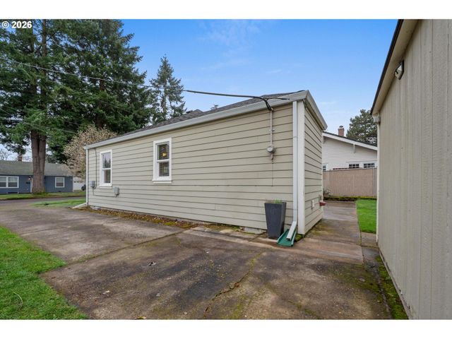 8837 Se ALDER St, Portland, OR 97216