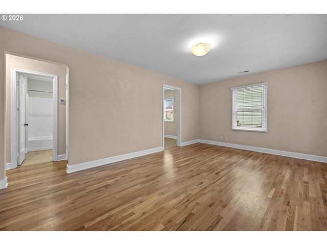 8837 Se ALDER St, Portland, OR 97216