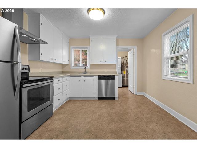 8837 Se ALDER St, Portland, OR 97216