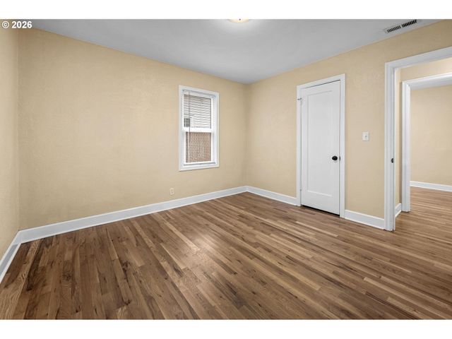 8837 Se ALDER St, Portland, OR 97216