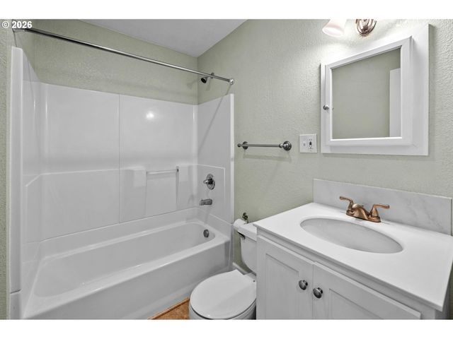 8837 Se ALDER St, Portland, OR 97216