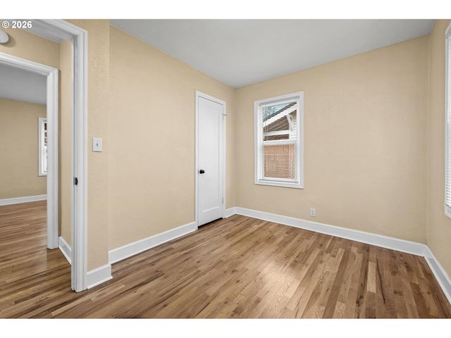 8837 Se ALDER St, Portland, OR 97216