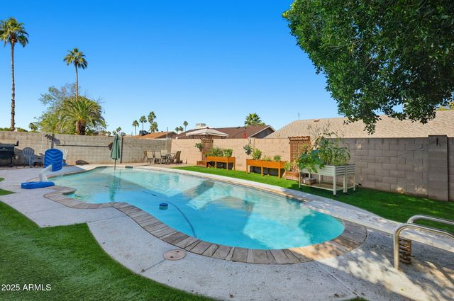 4128 W GELDING Drive, Phoenix, AZ 85053