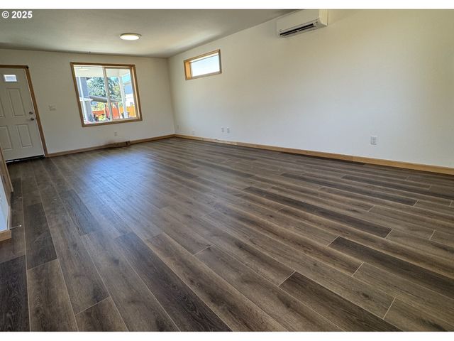 670 ST CHARLES St, Eugene, OR 97402