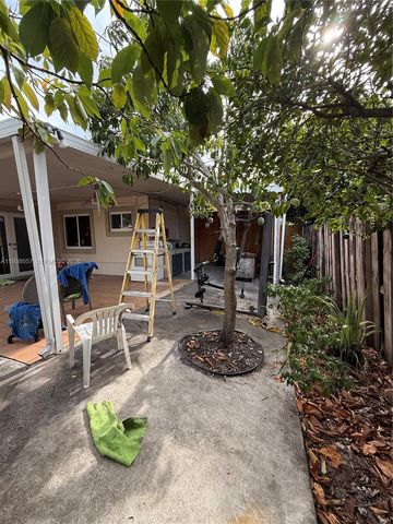 19926 NW 67th Pl, Hialeah, FL 33015