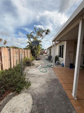 19926 NW 67th Pl, Hialeah, FL 33015