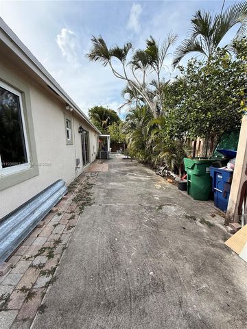 19926 NW 67th Pl, Hialeah, FL 33015