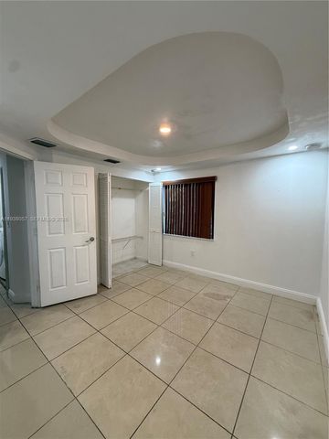 19926 NW 67th Pl, Hialeah, FL 33015