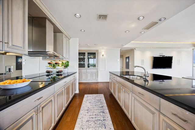49 Briar Hollow Lane 702, Houston, TX 77027