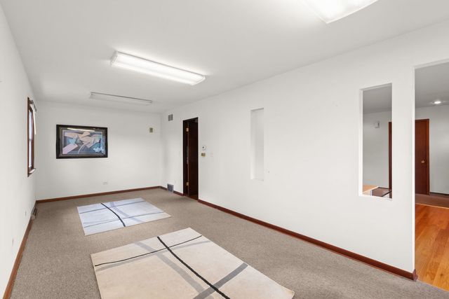 123 Ogden Avenue, Clarendon Hills, IL 60514