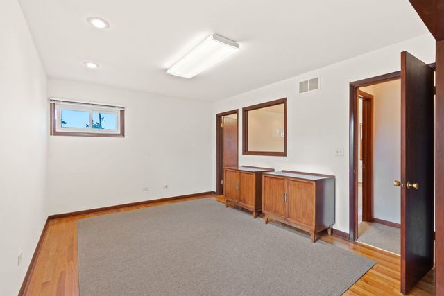 123 Ogden Avenue, Clarendon Hills, IL 60514