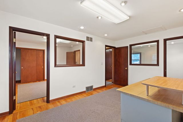 123 Ogden Avenue, Clarendon Hills, IL 60514