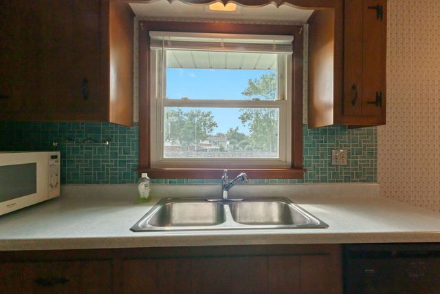 123 Ogden Avenue, Clarendon Hills, IL 60514