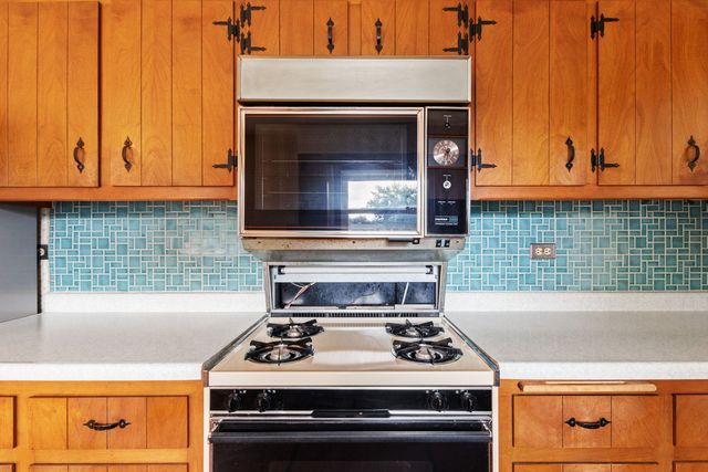 123 Ogden Avenue, Clarendon Hills, IL 60514