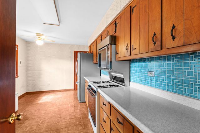 123 Ogden Avenue, Clarendon Hills, IL 60514
