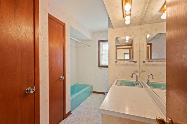 123 Ogden Avenue, Clarendon Hills, IL 60514