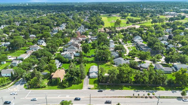 123 Ogden Avenue, Clarendon Hills, IL 60514