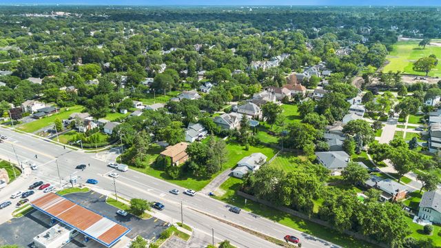 123 Ogden Avenue, Clarendon Hills, IL 60514