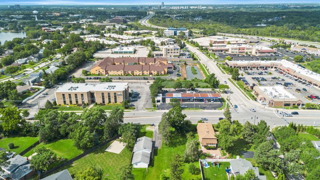 123 Ogden Avenue, Clarendon Hills, IL 60514