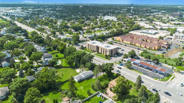 123 Ogden Avenue, Clarendon Hills, IL 60514