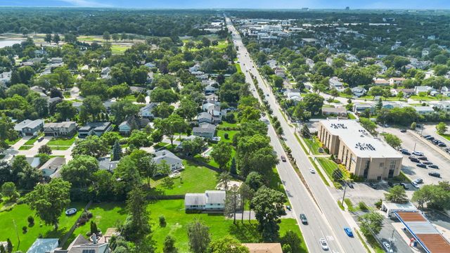 123 Ogden Avenue, Clarendon Hills, IL 60514