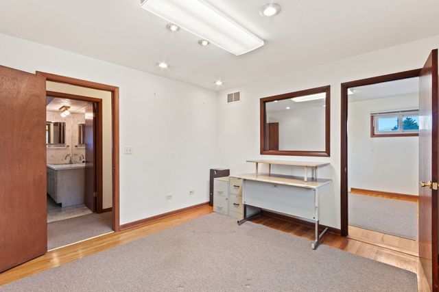 123 Ogden Avenue, Clarendon Hills, IL 60514