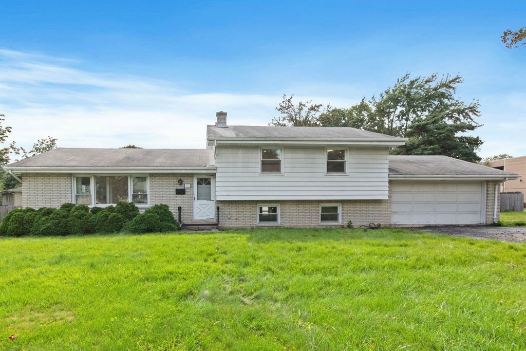 123 Ogden Avenue, Clarendon Hills, IL 60514