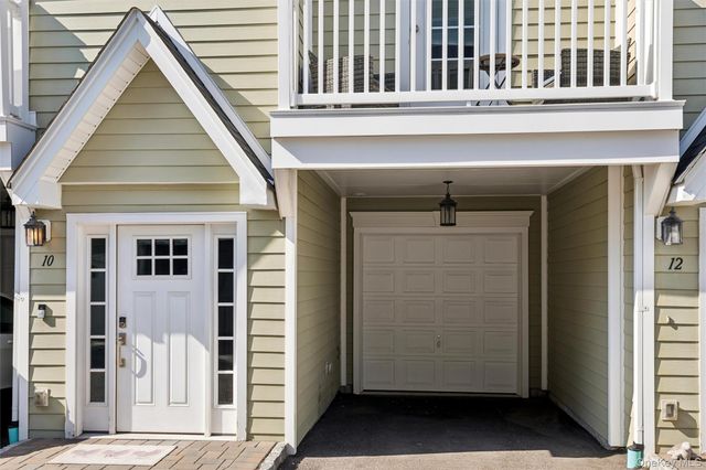 10 Hearthstone Court, Farmingdale, NY 11735