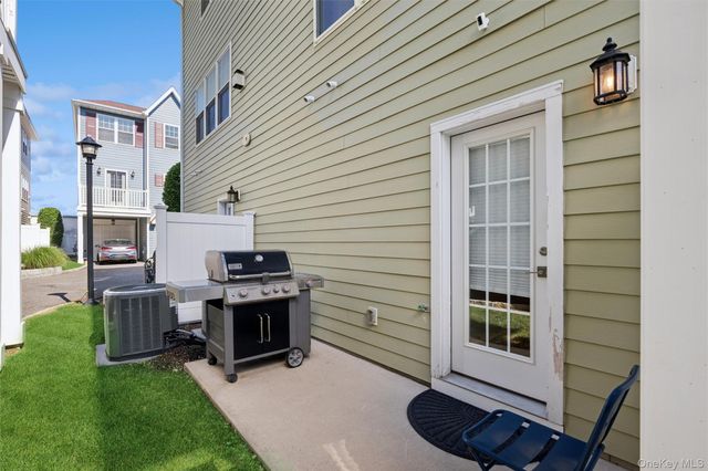 10 Hearthstone Court, Farmingdale, NY 11735