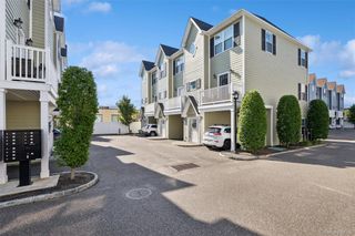 10 Hearthstone Court, Farmingdale, NY 11735