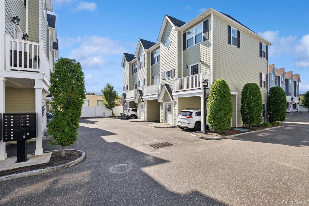 10 Hearthstone Court, Farmingdale, NY 11735