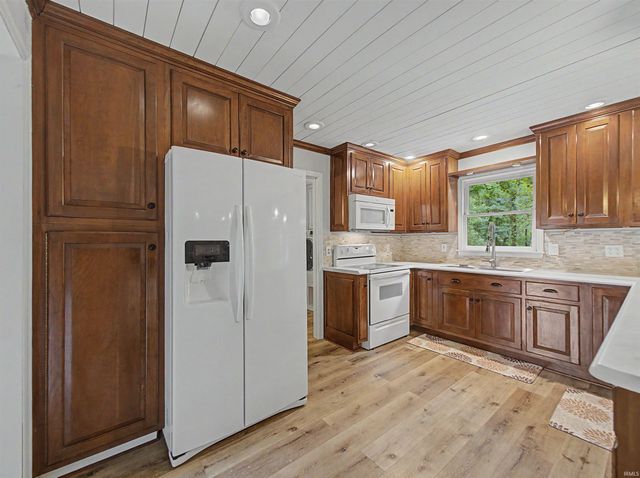 5700 Woodlawn Drive, Newburgh, IN 47630