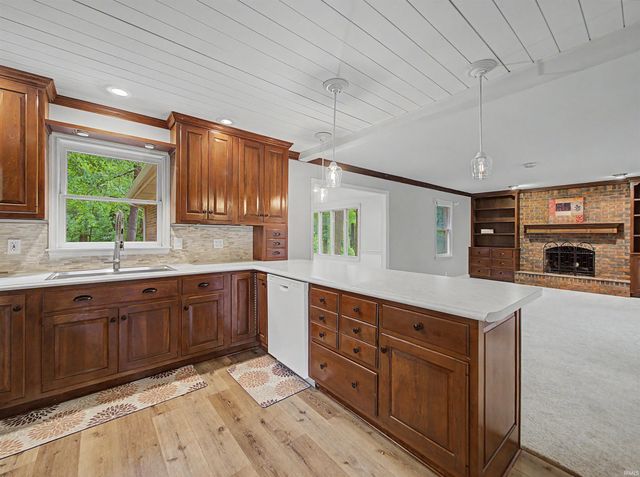 5700 Woodlawn Drive, Newburgh, IN 47630