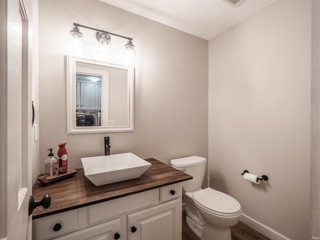 5700 Woodlawn Drive, Newburgh, IN 47630